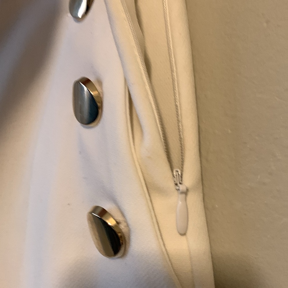 Zara Women’s White Shorts with Gold Buttons Size NWT - Picture 4 of 12